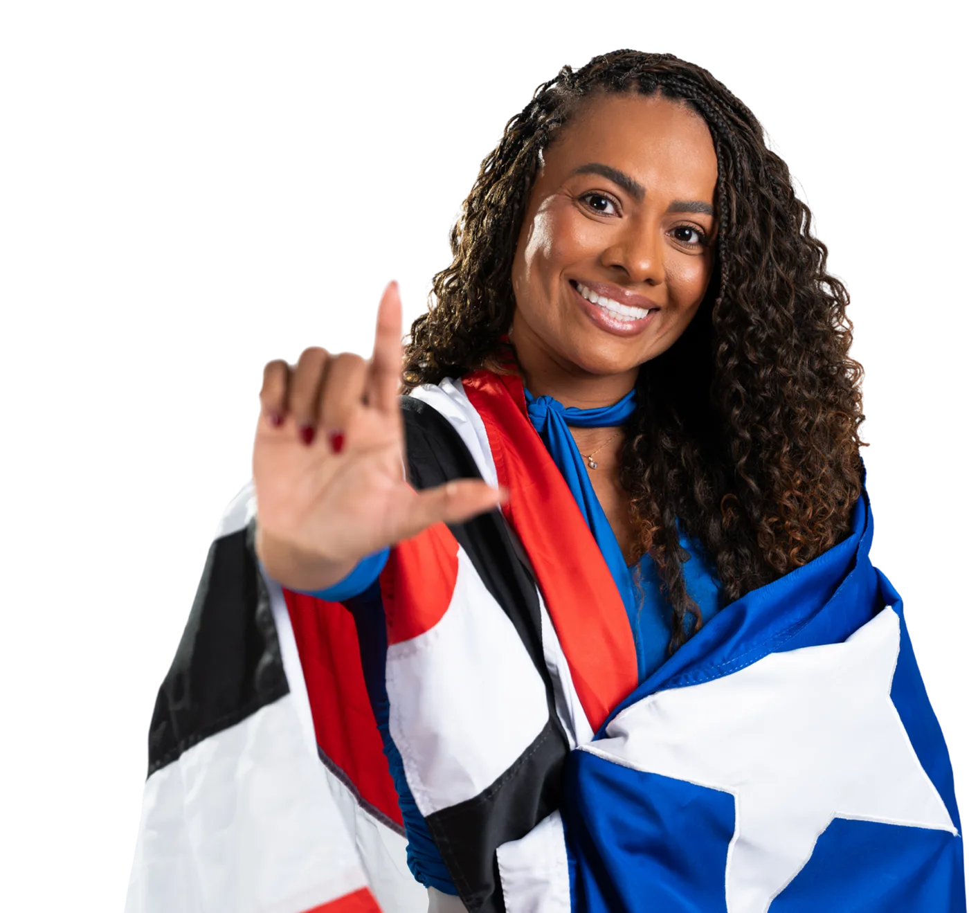 Cricielle enrolada na bandeira do Maranhão fazendo o L